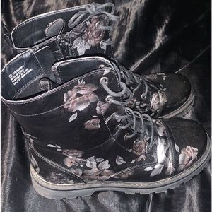 👟👠 2 for $100 | NWOT | STUNNING Black/Silver Floral Rose Pattern Combat Boots